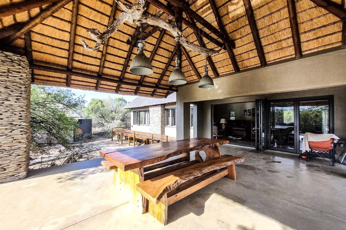 Beautiful Home with Mountain Views - Photo 3