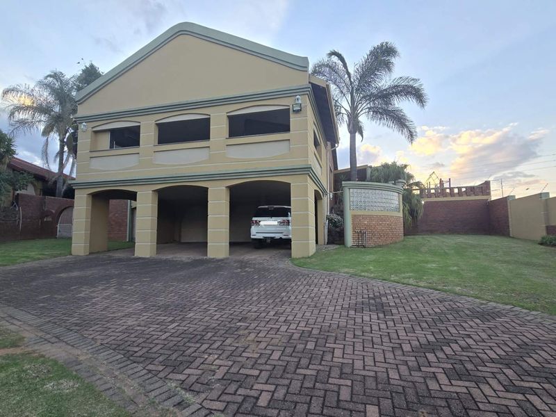 Spacious Family Home with Incredible Entertainment Areas and Practical Living - Photo 2