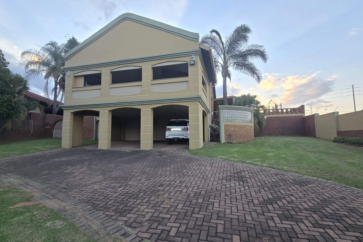 Spacious Family Home with Incredible Entertainment Areas and Practical Living - Photo 2