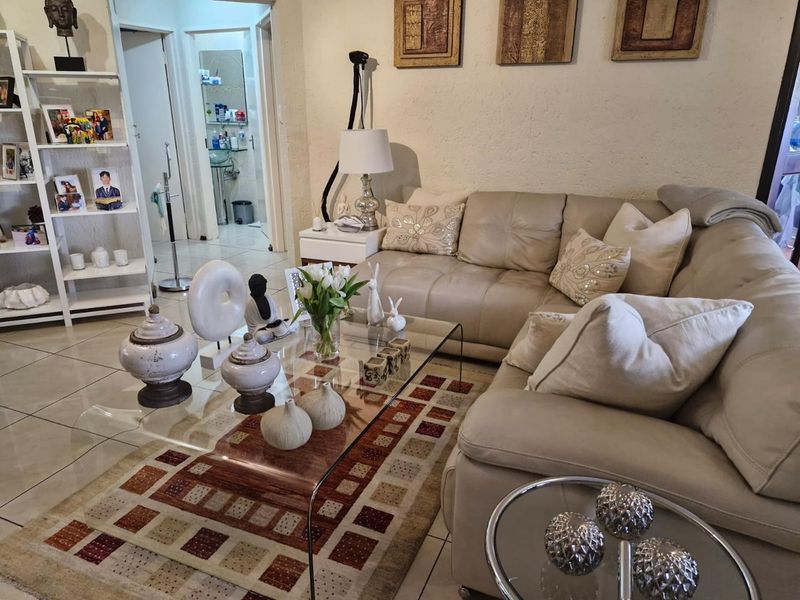 Renovated Two Bedroom Apartment - Photo 2