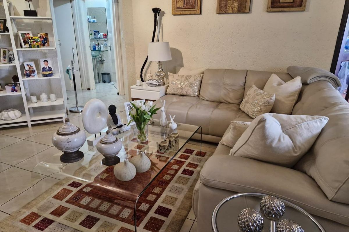 Renovated Two Bedroom Apartment - Photo 2