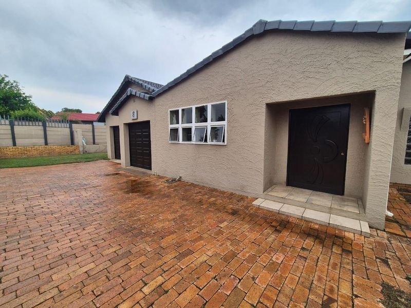 Modern 3 Bedroom Family Home in Brackendowns - Photo 2