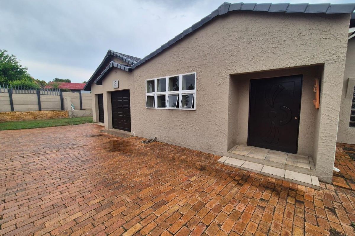 Modern 3 Bedroom Family Home in Brackendowns - Photo 2