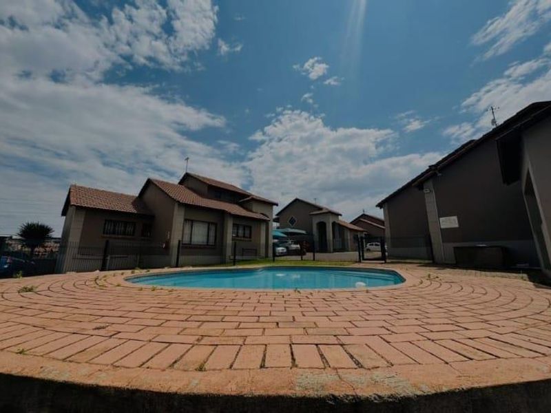 2 Bedroom Townhouse for Sale in Mondeor Johannesburg South - Photo 7