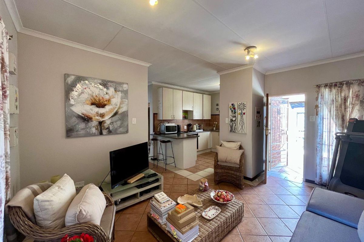 Charming Top-Stack Unit! - Photo 4