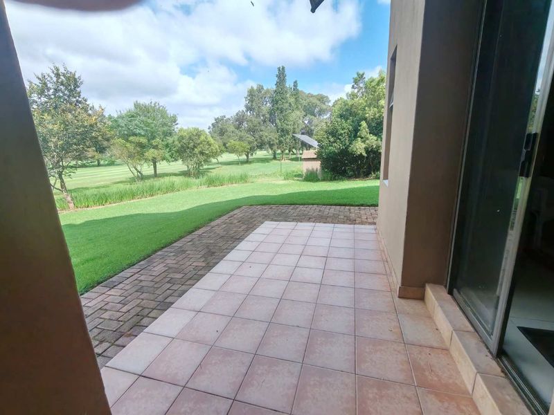 URGENT SALE!!! EXCLUSIVE MANDATE - STUNNING CORNER UNIT - OVERLOOKING THE GOLF ESTATE - Photo 9