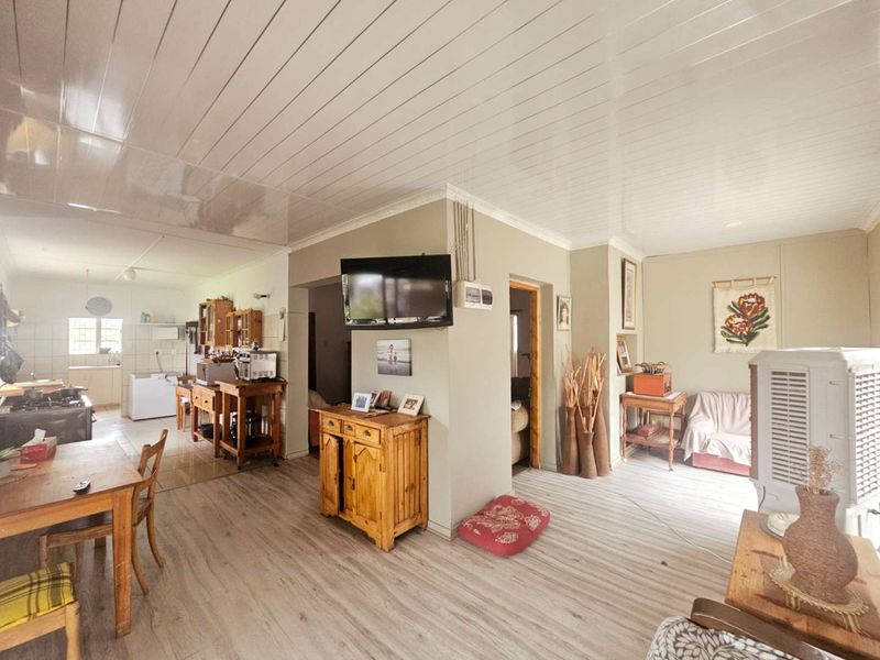 **Charming Two-Bedroom, Two-Bathroom Home with Versatile Living Spaces** - Photo 2