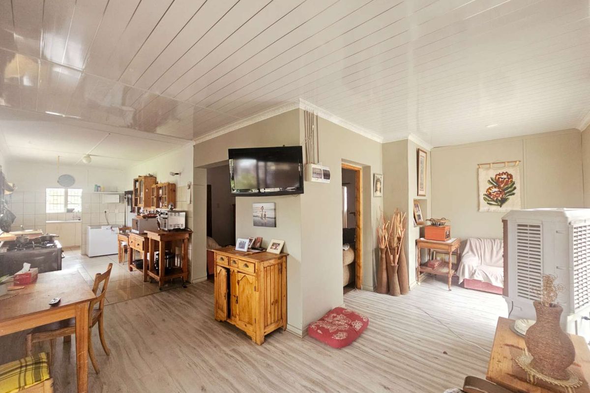 **Charming Two-Bedroom, Two-Bathroom Home with Versatile Living Spaces** - Photo 2