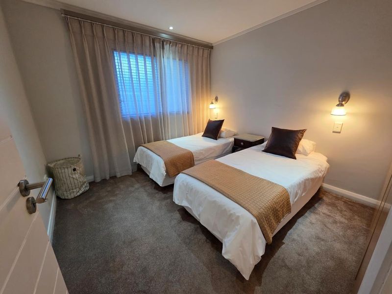 Fabulous Modern Upmarket Apartment. Available Immediately! - Photo 4