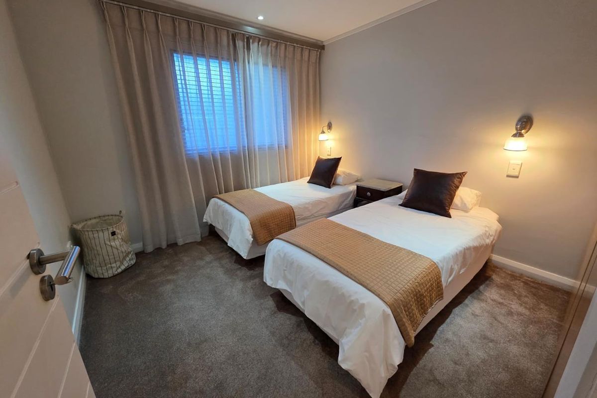 Fabulous Modern Upmarket Apartment. Available Immediately! - Photo 4