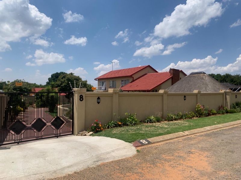 **Create Cherished Family Memories in the Heart of Glenanda - Photo 2