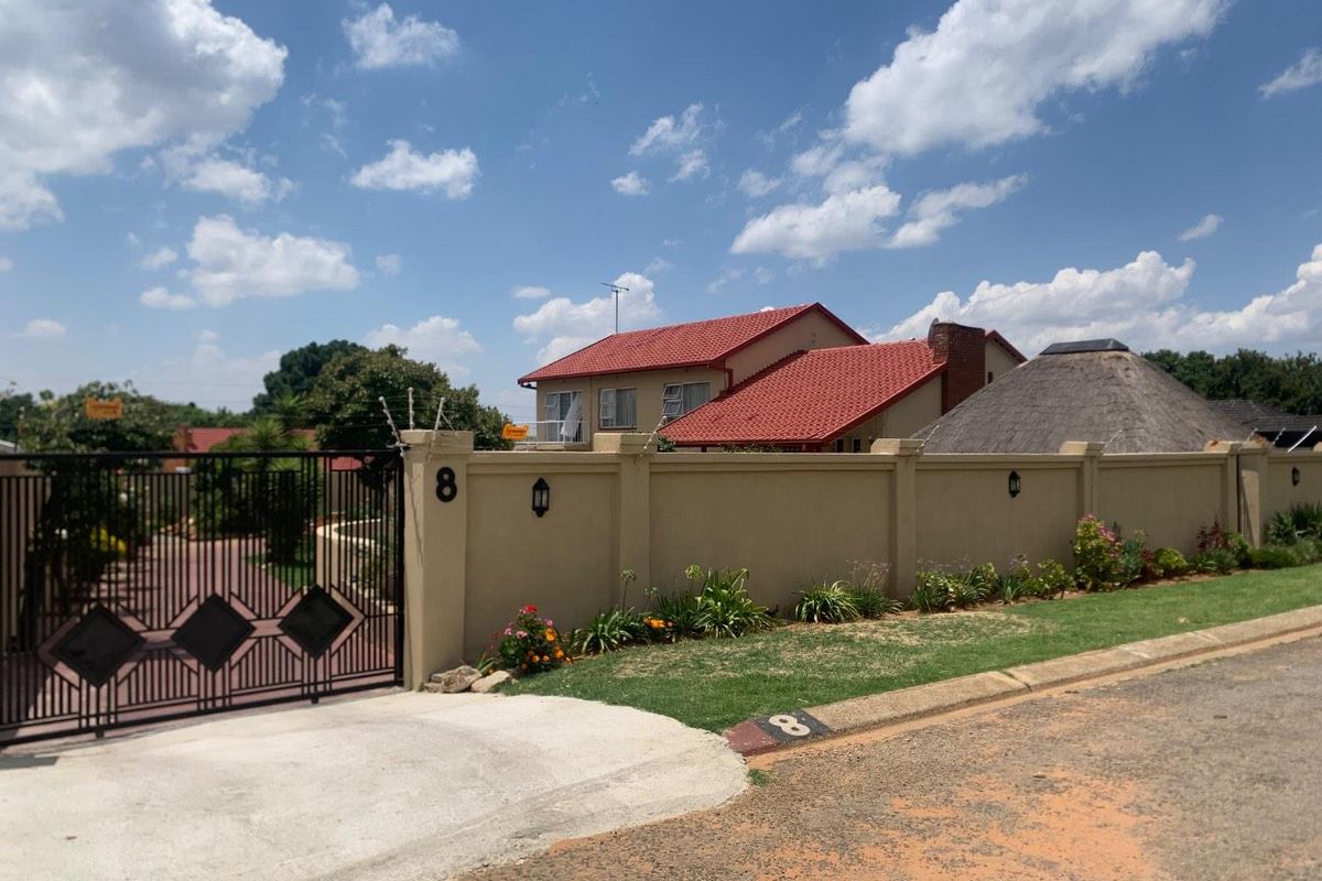 **Create Cherished Family Memories in the Heart of Glenanda - Photo 2