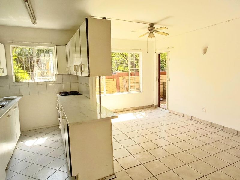 Charming Ground Floor Pet-Friendly Unit in Secure Complex - Photo 3