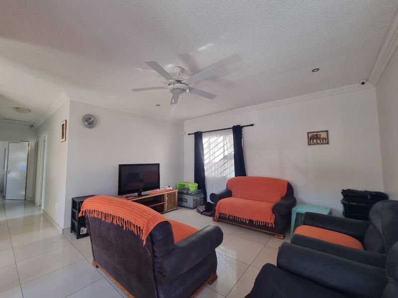 COZY 3 BEDROOM FAMILY HOME - CIMBEBASIA - Photo 3