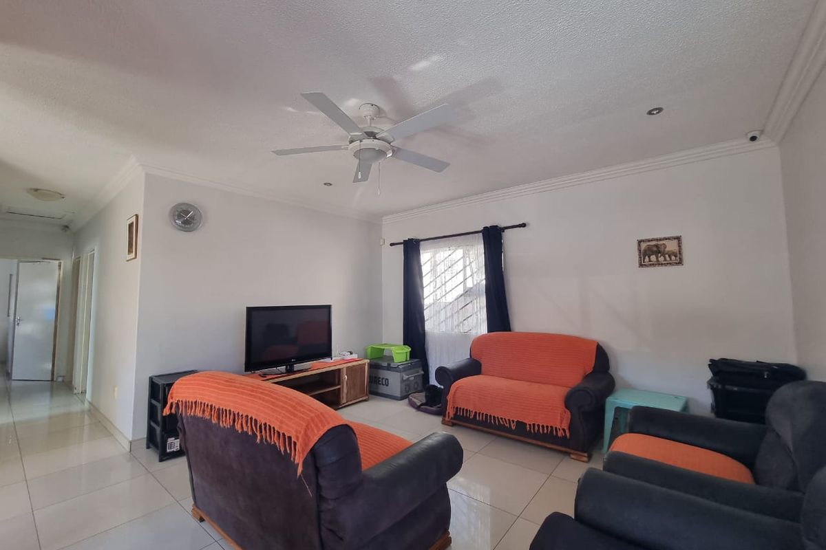 COZY 3 BEDROOM FAMILY HOME - CIMBEBASIA - Photo 3