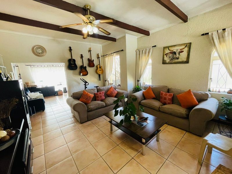 Family home with large garden - Photo 6