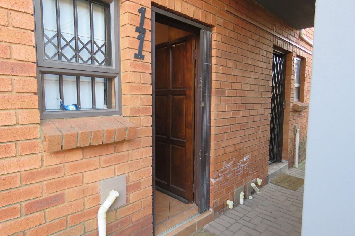 Downsize Without Compromise in a Secure Estate - Photo 2