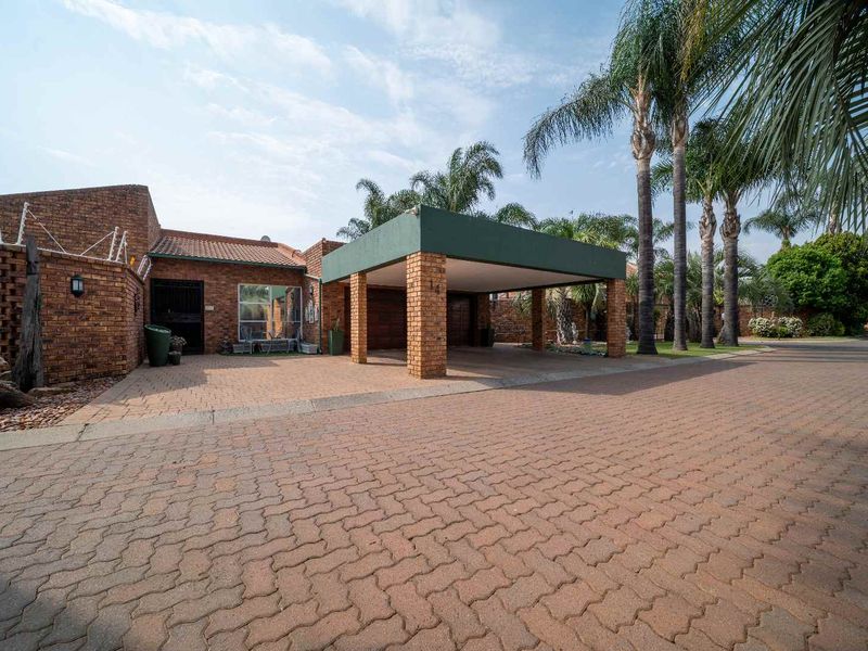 Spacious Sun-Filled 3 Bed, 3.5 Bath Cluster in Beyers Park - Photo 2