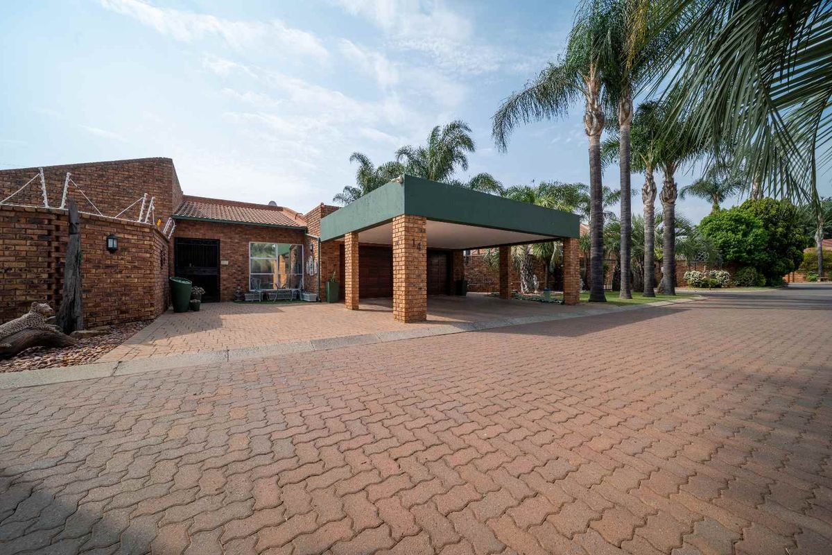 Spacious Sun-Filled 3 Bed, 3.5 Bath Cluster in Beyers Park - Photo 2