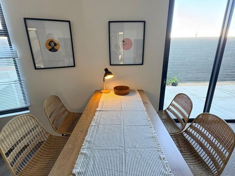 Executive suite to rent - Photo 10