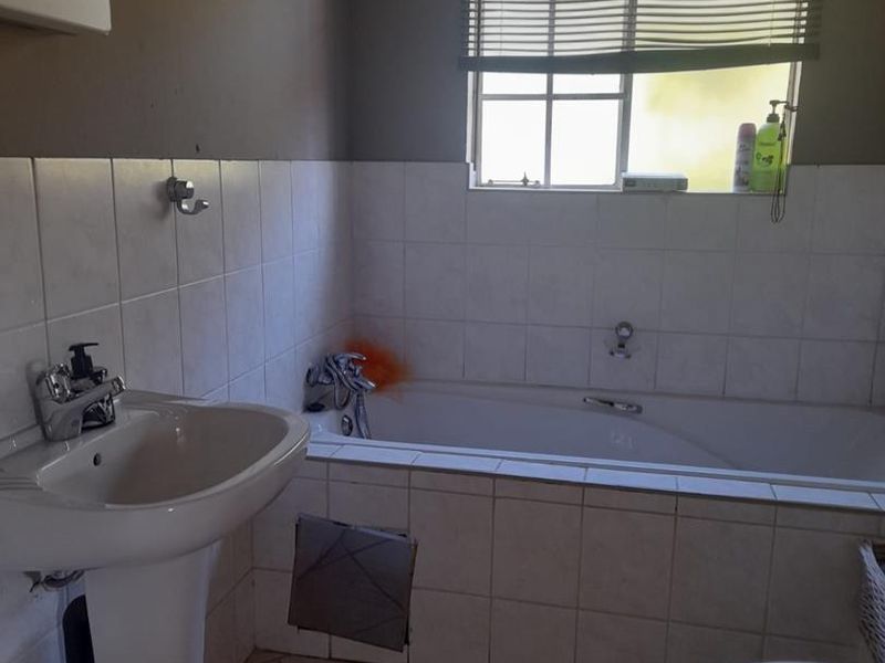 Discover Your Perfect Home in Roodepoort Honeypark Today - Photo 8