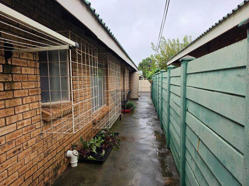 Affordable two bedroom townhouse in secure complex - Photo 3