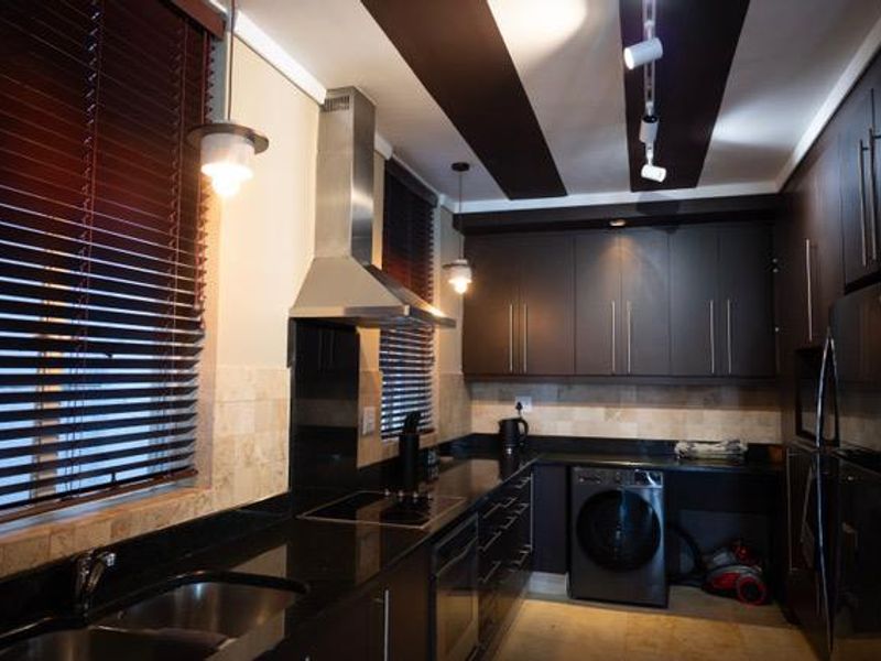 Modern 2 - Bedroom City Retreat in Greenmarket Square – Newly Renovated! - Photo 9