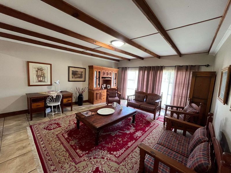 Elegant Architect-Designed Family Home in a Prestigious Neighbourhood - Photo 8