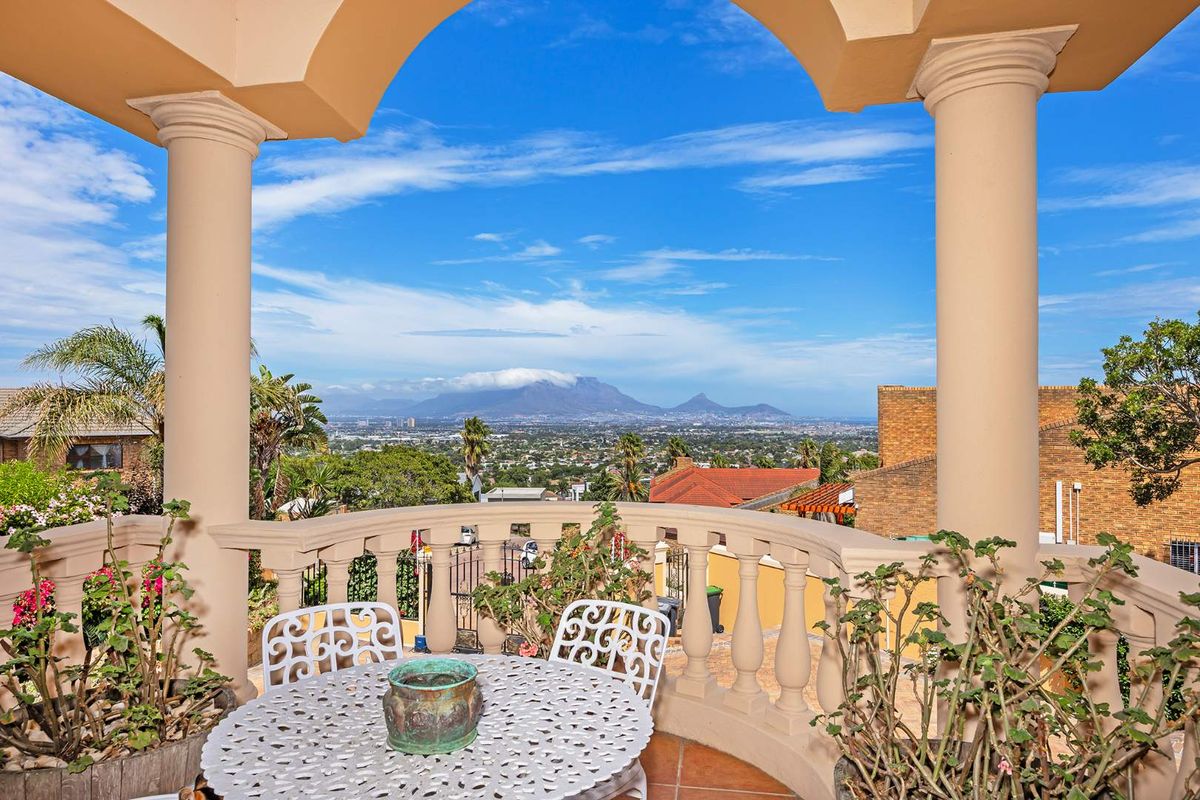 A Palatial Family Home - Photo 5