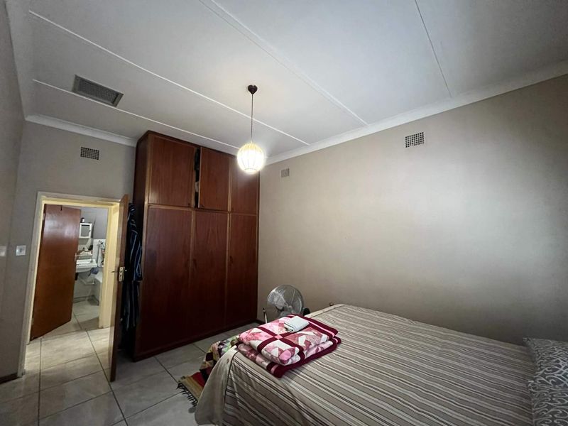 3 Bedroom Family Home with Private Flat – Ideal for Extended Family or Extra Income - Photo 4