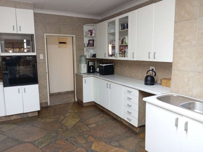 Entertain & Relax: Spacious 4-Bedroom with Outdoor Braai Area - Photo 6