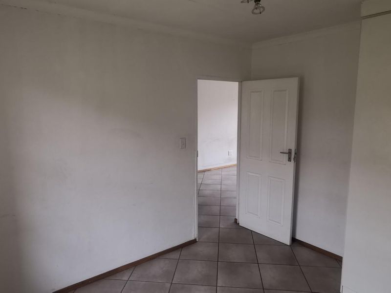 Spacious & Bright: Perfect 2-Bedroom Living - Photo 8