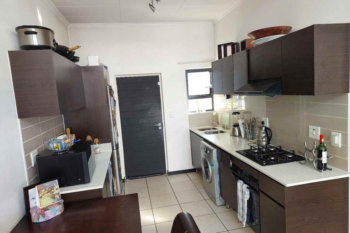 2 BEDROOM PENTHOUSE APARTMENT FOR SALE IN GREENSTONE - Photo 4