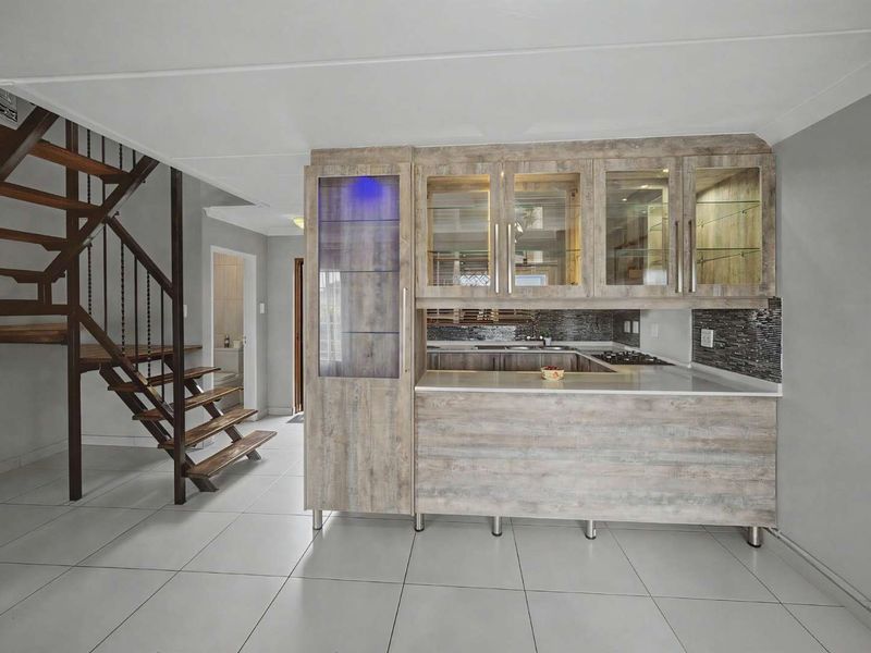 Three Bedroom townhouse in Annlin - Photo 4