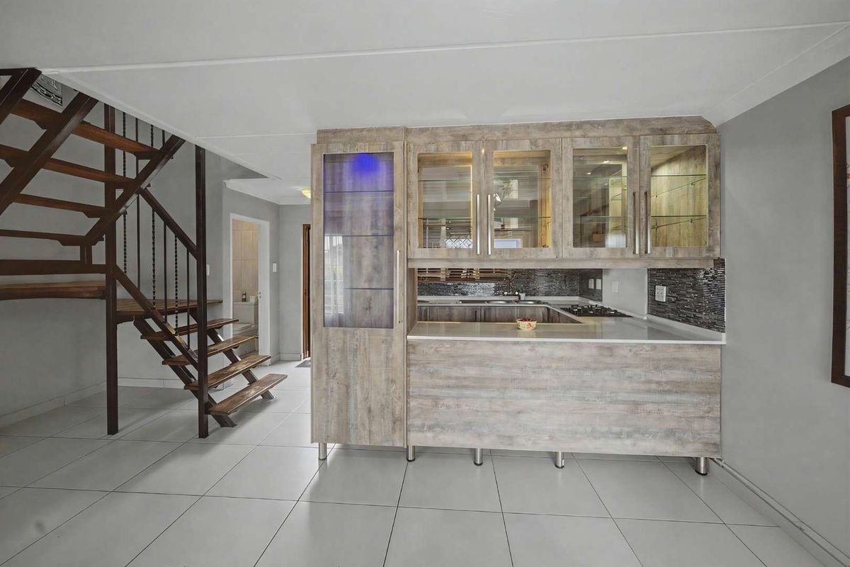 Three Bedroom townhouse in Annlin - Photo 4