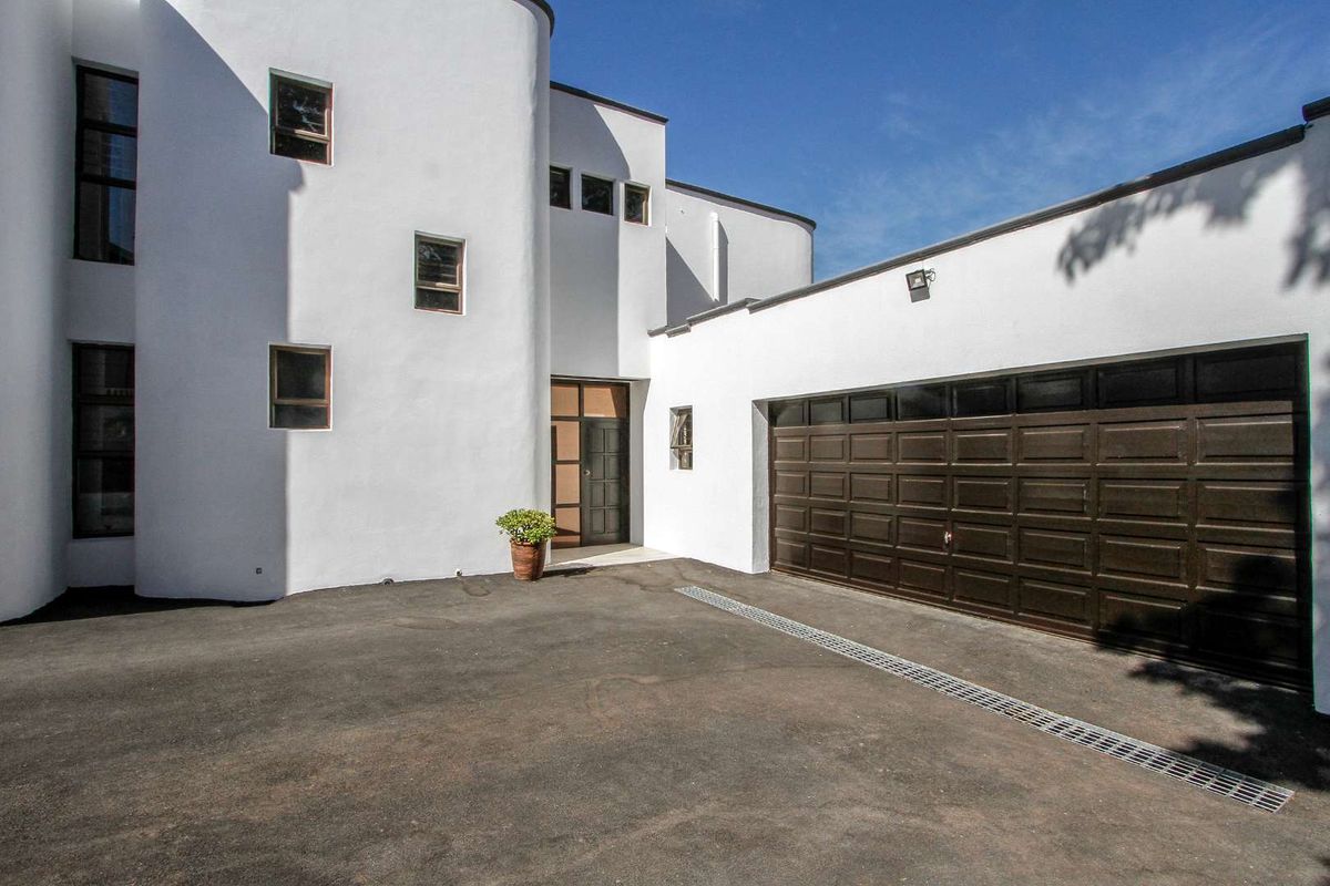 Beautifully renovated 6 bedroom home with breath taking sea views - Photo 5