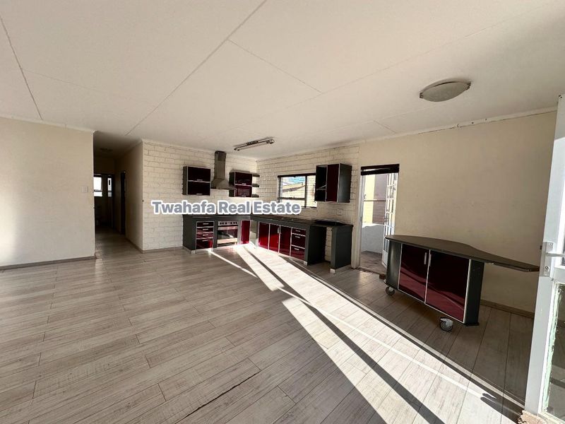 Spacious home - Photo 6