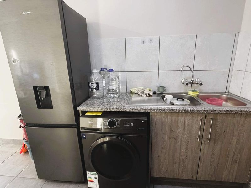 Spacious Two-Bedroom Apartment in Cussonia Central Complex - Photo 7
