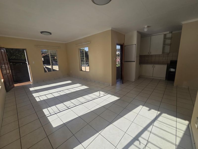 SPACIOUS FREESTANDING FAMILY HOME TO RENT IN BREAUNANDA - Photo 5