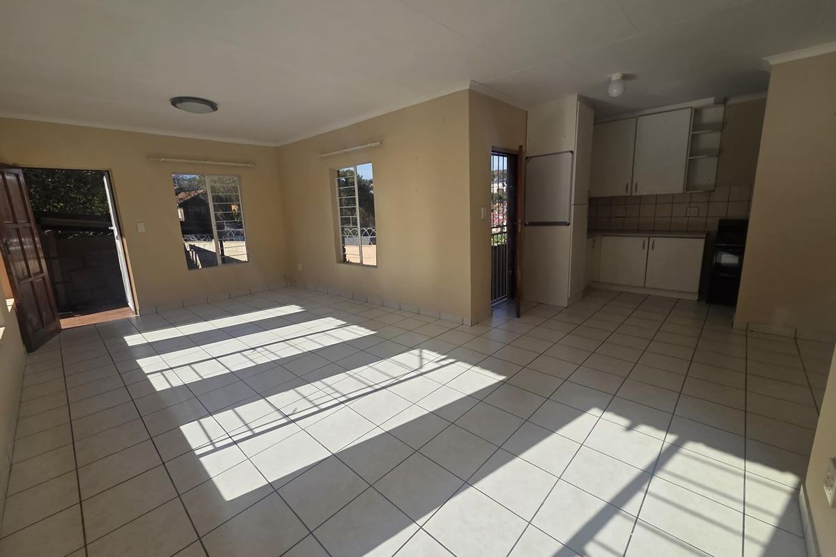 SPACIOUS FREESTANDING FAMILY HOME TO RENT IN BREAUNANDA - Photo 5