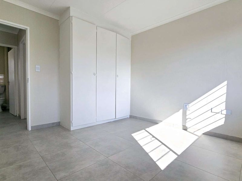 Newly Renovated 2-Bedroom Apartment with Modern Finishes - Photo 10