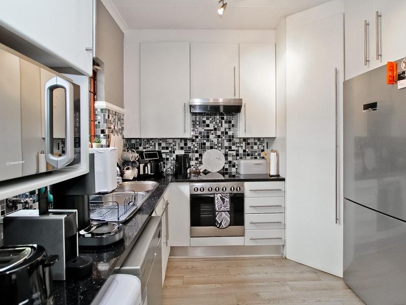 Charming Pet-Friendly Townhouse in a Secure Complex - Photo 6