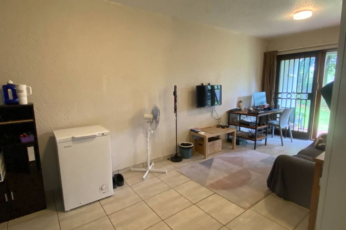 1 Bedroom Apartment / Flat for Sale in Waterkloof Ridge. - Photo 5