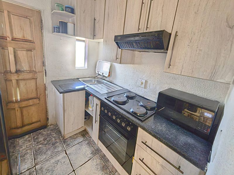 Low Maintenance Facebrick Home - Photo 6