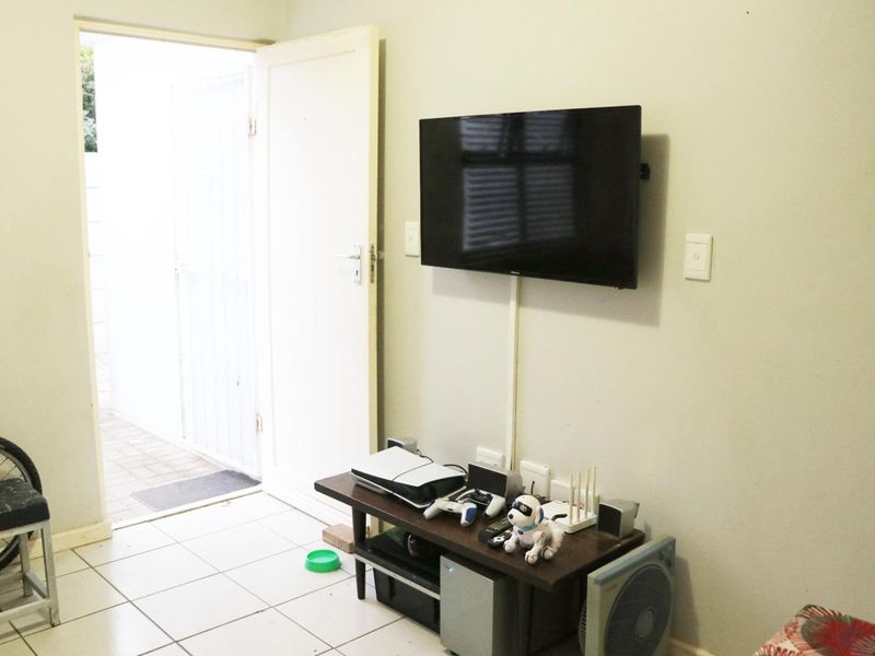 Two-Bedroom Home in Idasvallei with Mountain Views and Winelands Access - Photo 6