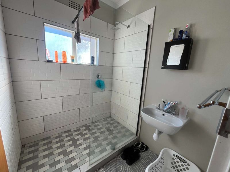 Charming 2-Bedroom Townhouse in Secure Complex - Photo 5