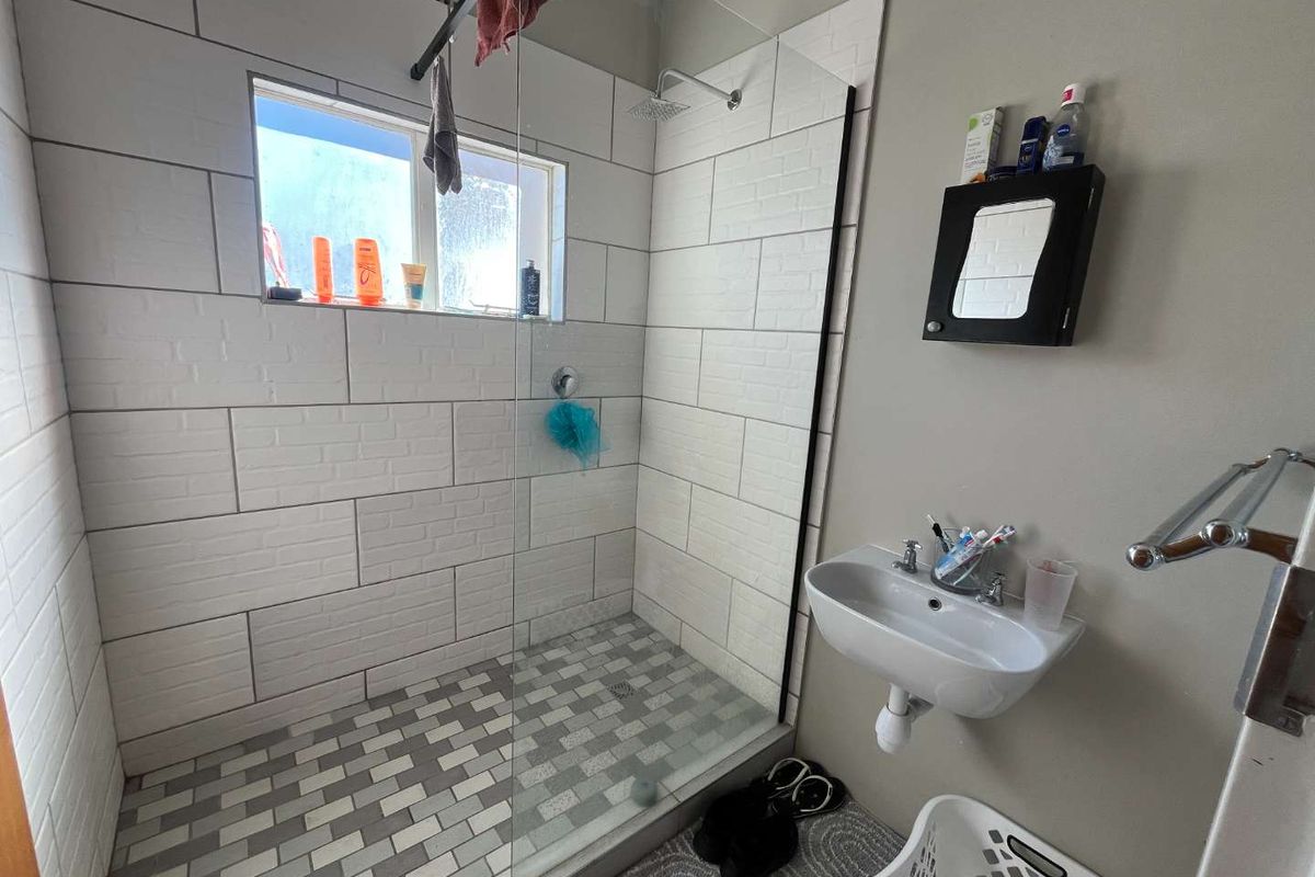 Charming 2-Bedroom Townhouse in Secure Complex - Photo 5