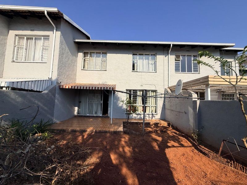Spacious 3-Bedroom Duplex Townhouse with Private Garden - Photo 5