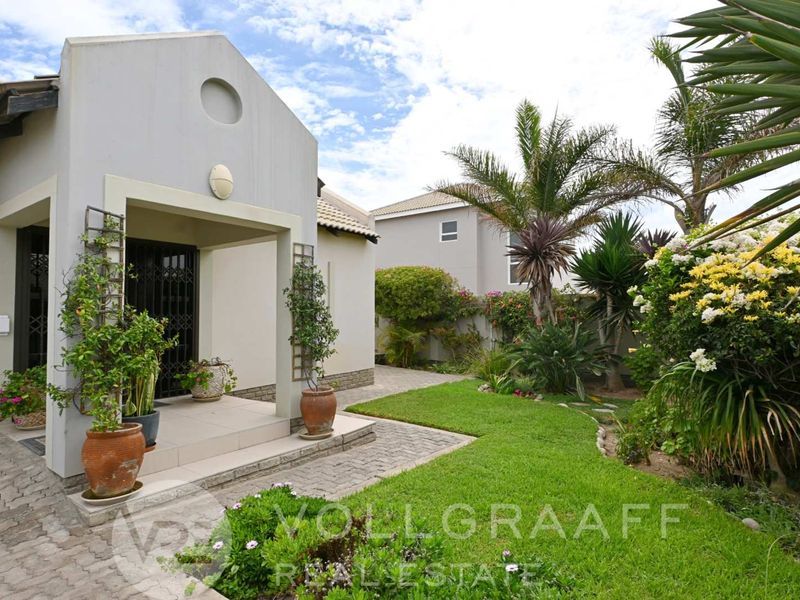 Charming home perfect for family living & entertaining - Photo 2