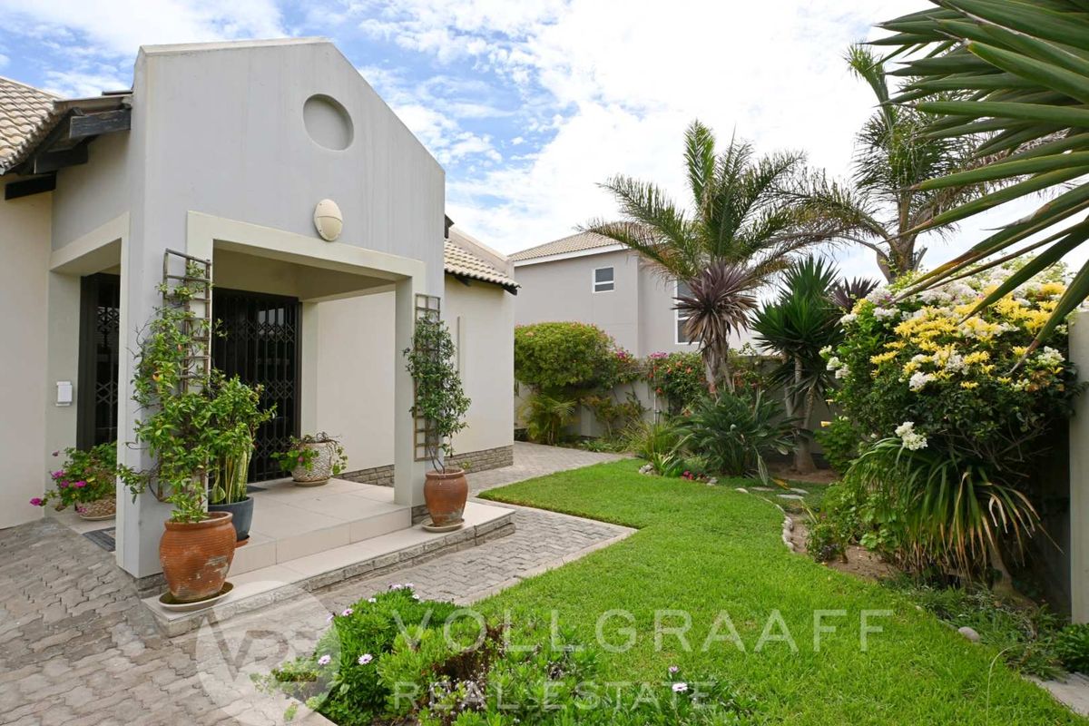Charming home perfect for family living & entertaining - Photo 2